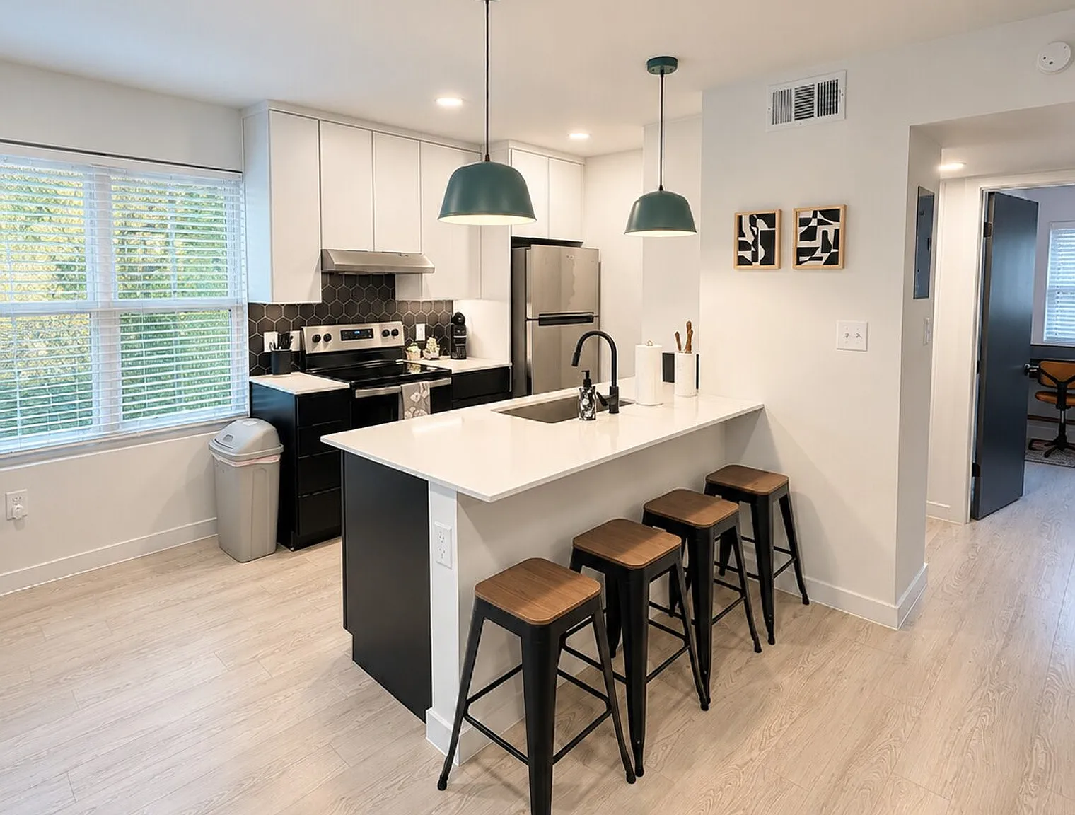 2 bed, 1.0 bath, $5,126 — Photo 4