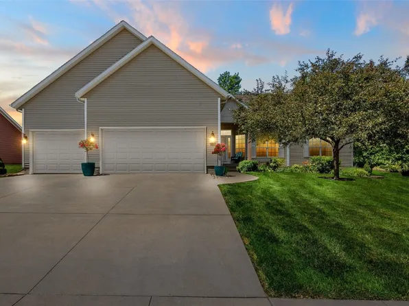 422 Rock Ridge Rd NW, Cedar Rapids, IA 52405