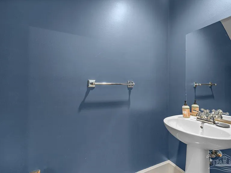 214 W La Rua St — Photo 12