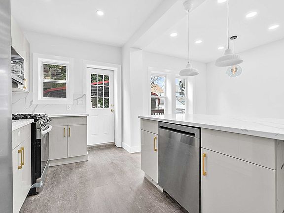 4th image of 11322 204th St