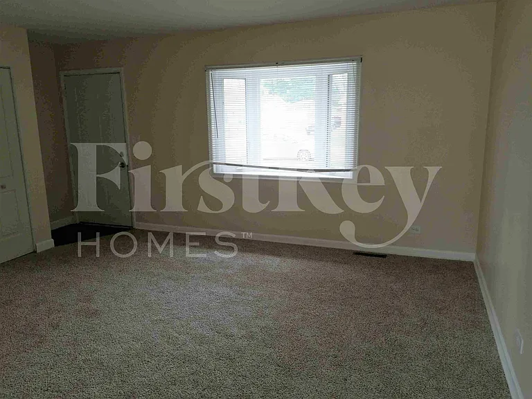 18642 W Karen Ln — Photo 3
