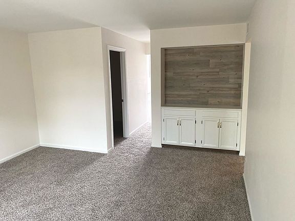 5th image of 5406 Chateau Dr #6