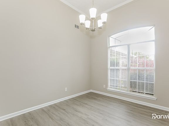 5th image of 303 Laurel Ct