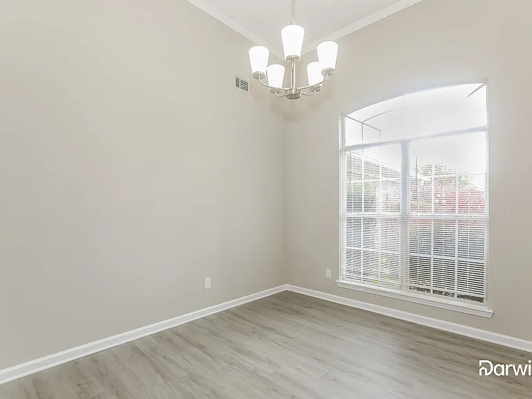 303 Laurel Ct — Photo 5