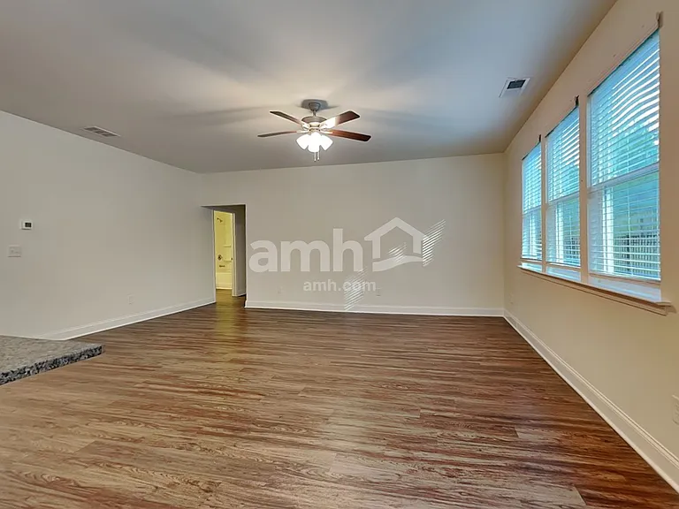 1120 Ashlyn Ct — Photo 8