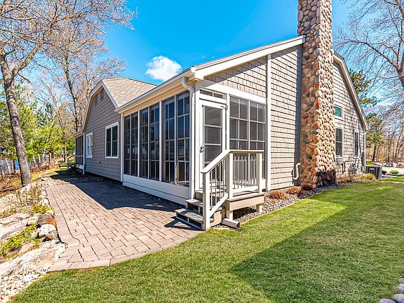 3rd image of 1393 E Pointe Dr #1393