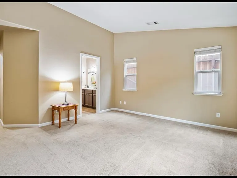 947 Country Ln — Photo 7
