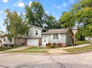 700 Briar Hill Dr, Waukesha, WI 53188