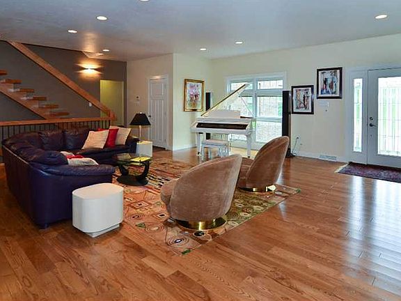 3rd image of 315 Pine Wood Dr