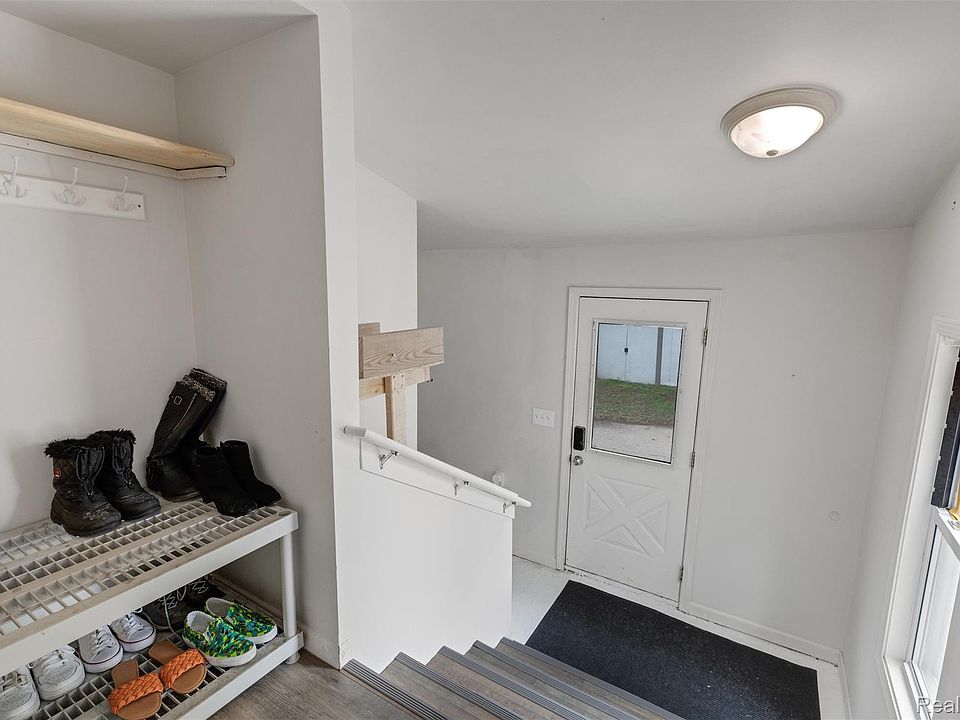 649 Lounsbury Ave, photo 22
