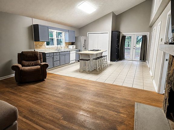 2nd image of 386 Chestnut Dr SE