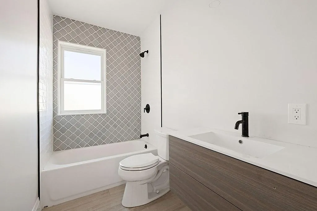 3 bed, 1054 sqft, $3,600 — Photo 3