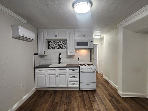 4th image of 2423 L St Unit 1