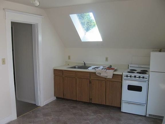 5th image of 3210B 21st Ave W