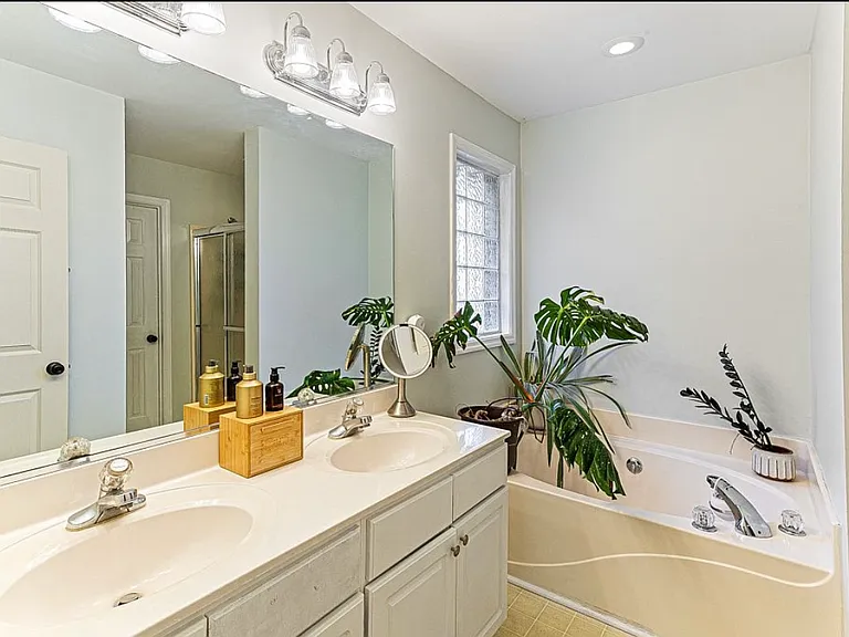 230 Kingswood Cir — Photo 6