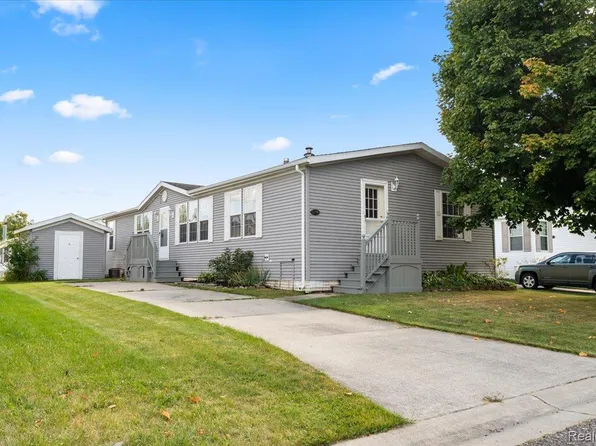 11796 Beachwood Ct, South Lyon, MI 48178