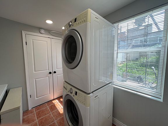 4th image of 2335 W Barry Ave APT 1