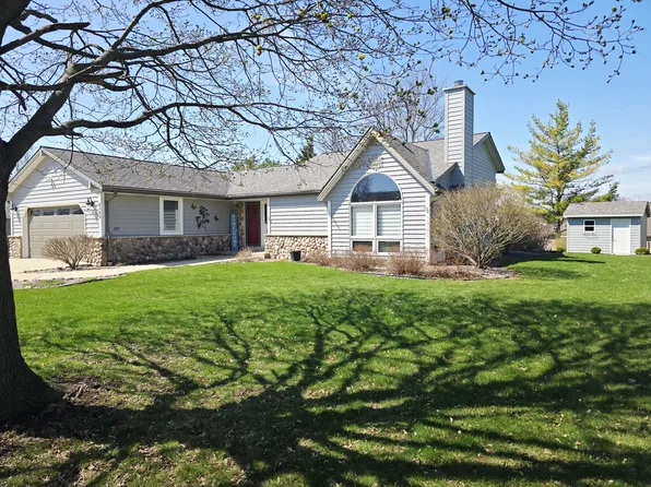 8145 S White Oak Dr, Oak Creek, WI 53154