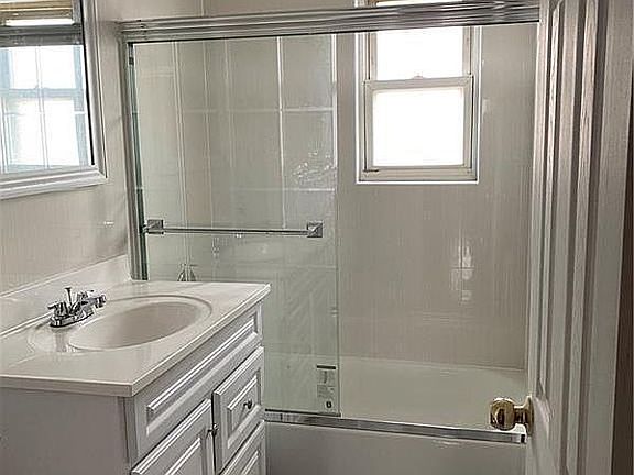 4th image of 2464 Stuart St