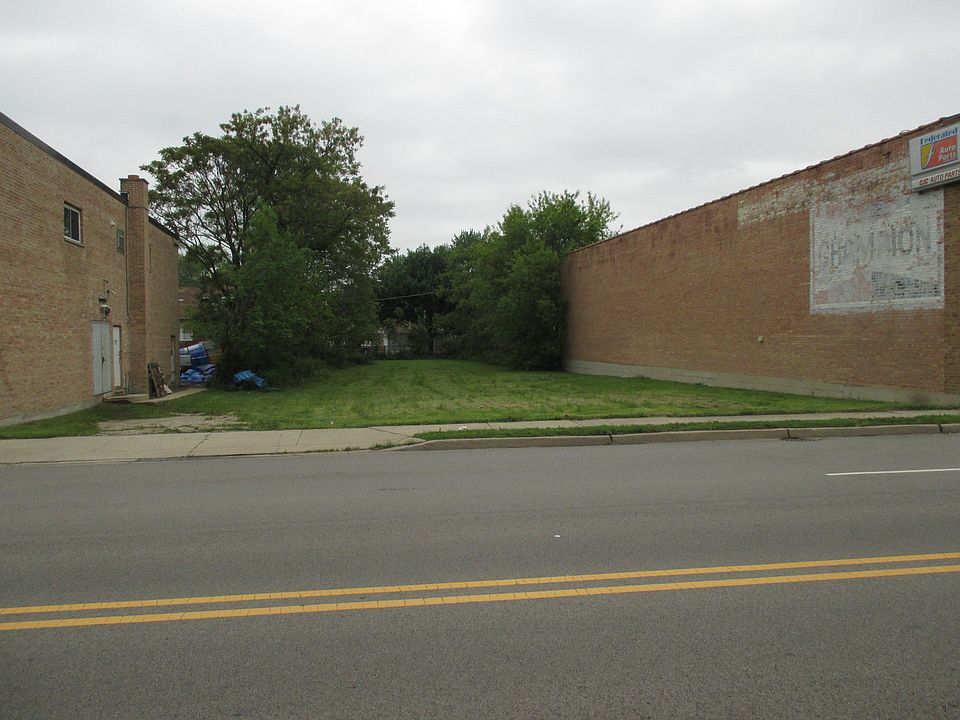 2nd image of 736 E Saint Charles Rd