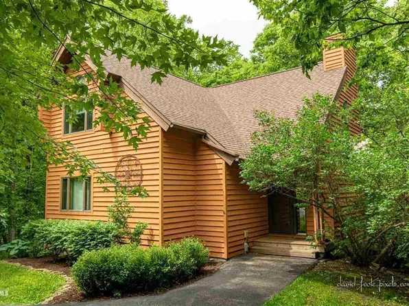 3 Woodway Ct, Galena, IL 61036