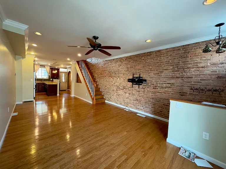 415 S Bouldin St — Photo 2