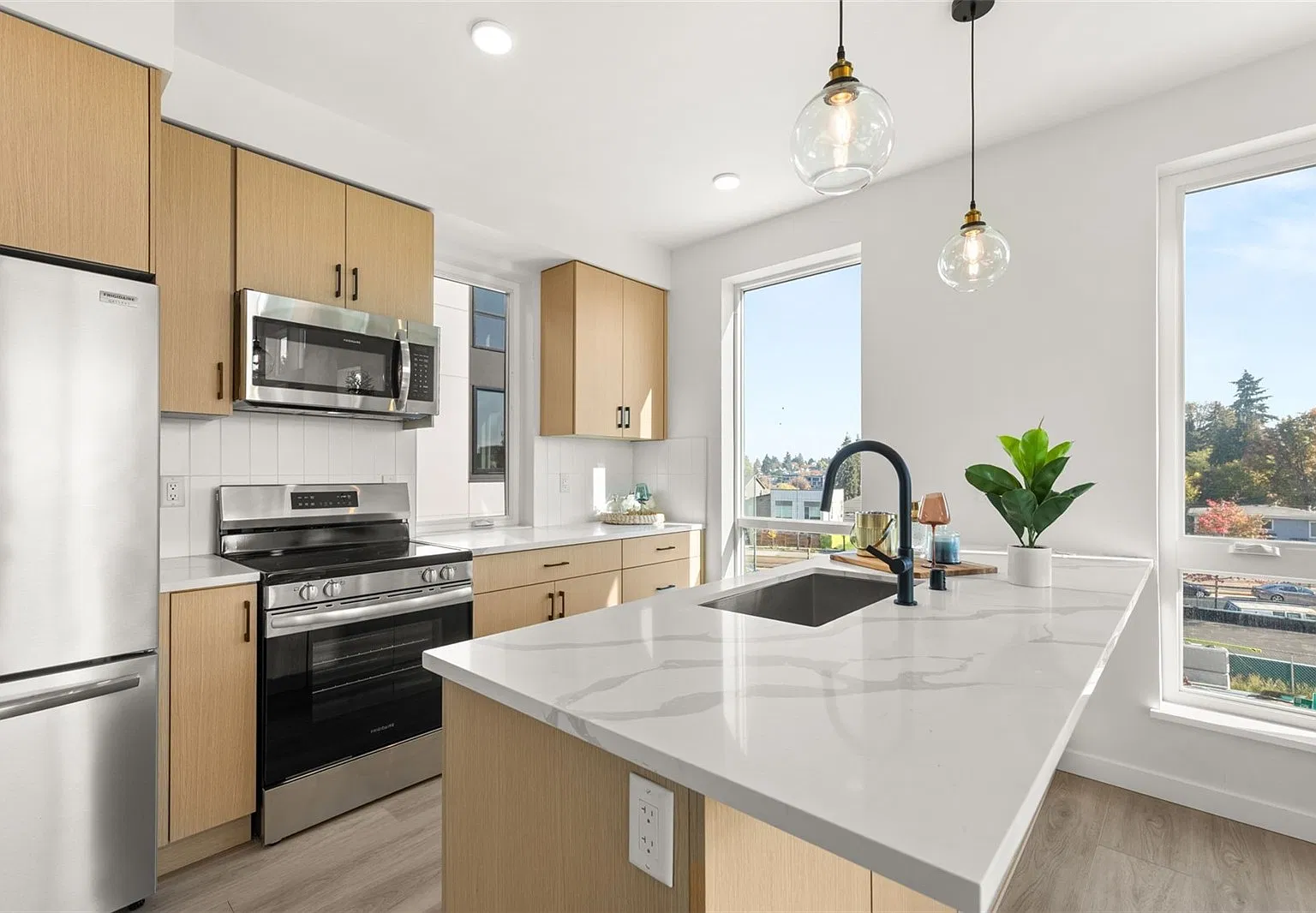 3 bed, 2.5 bath, 1370 sqft, $3,950 — Photo 4