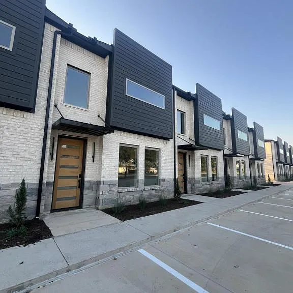 121 Post Oak Rd — Photo 1
