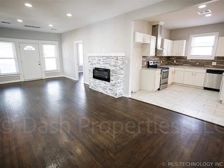 2604 E 7th St S — Photo 11