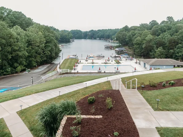 1085 Bluewater Dr Unit 202, Moneta, VA 24121