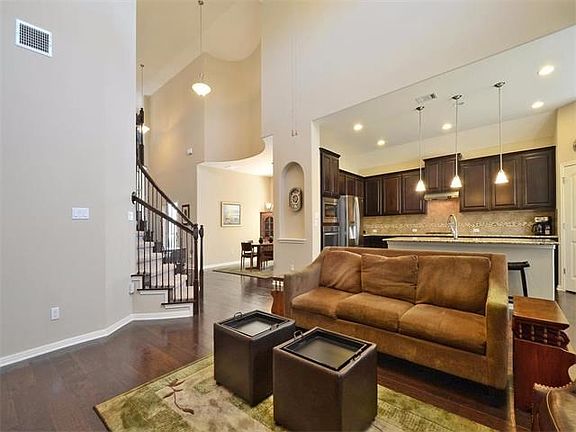 Stunning tall ceilings!
