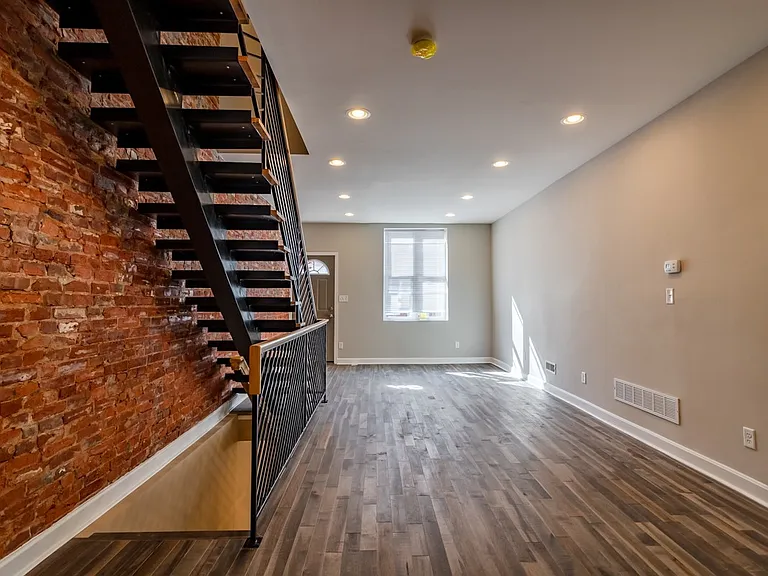 2515 Ingersoll St — Photo 8