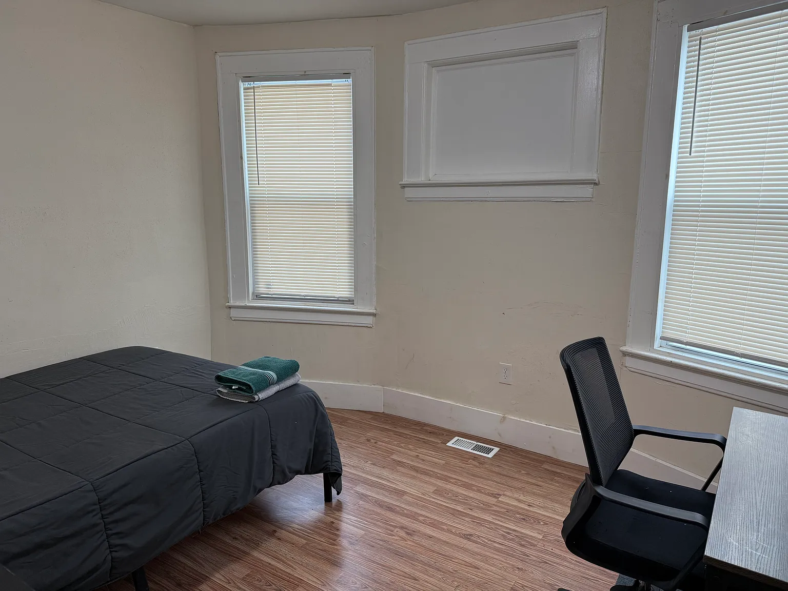 279 Osborne Ter — Photo 2