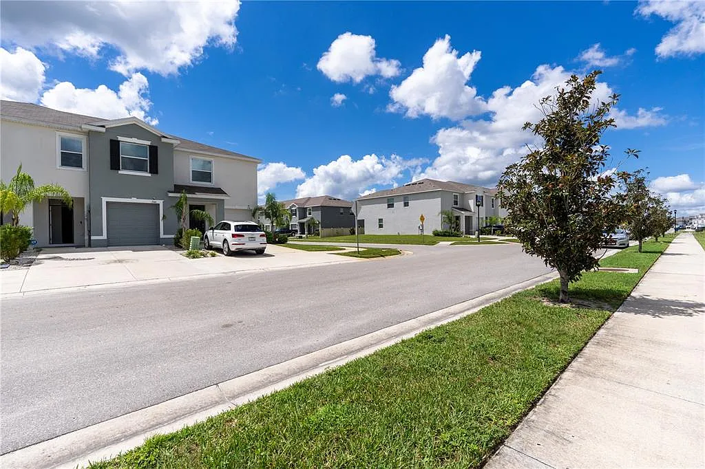 3 bed, 2.5 bath, 1673 sqft, $2,200 — Photo 3