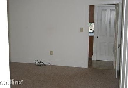 livingroom toward kitchen