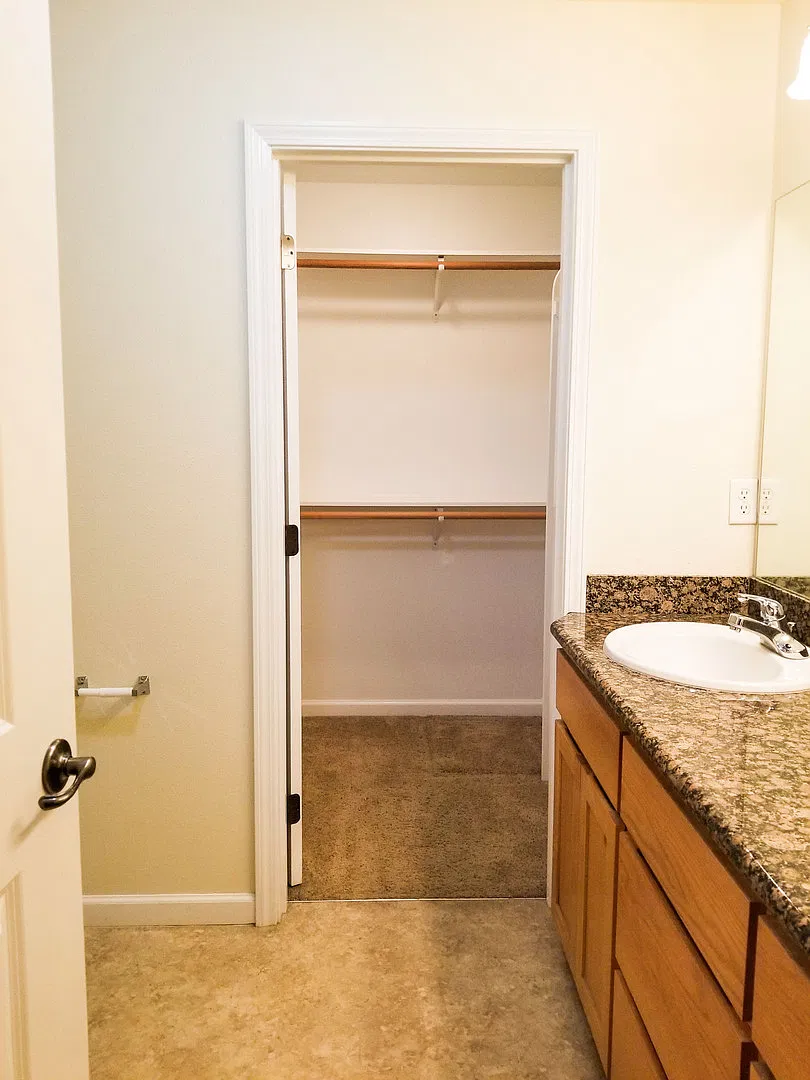 Cute, clean 2 bedroom downstairs apartment with patio. — Photo 3
