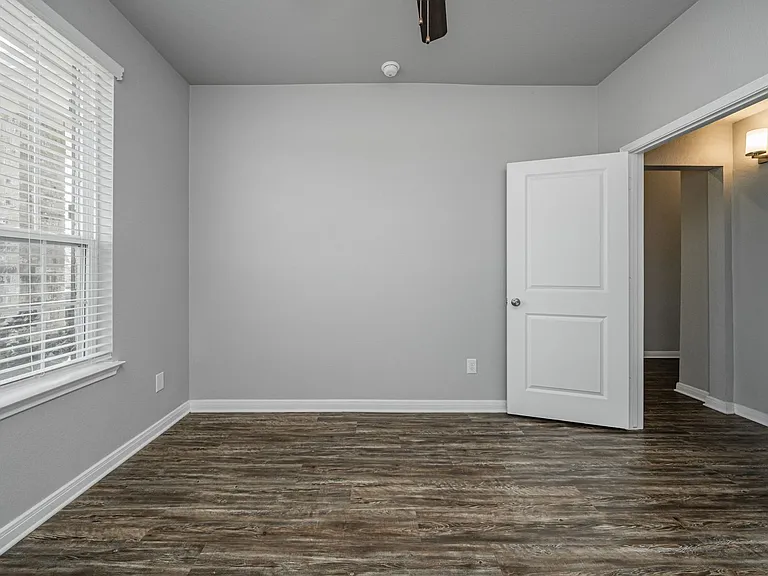1368 Kingsgate Dr — Photo 33