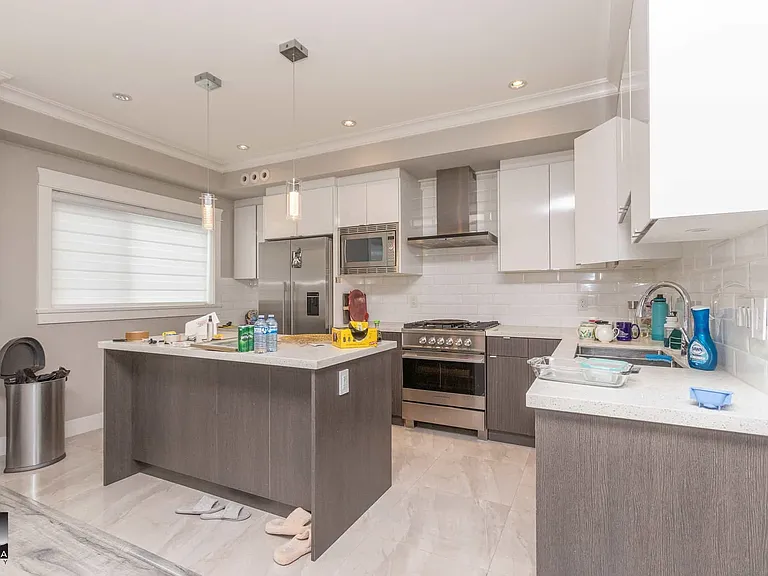 9560 Alexandra Rd #8 — Photo 3