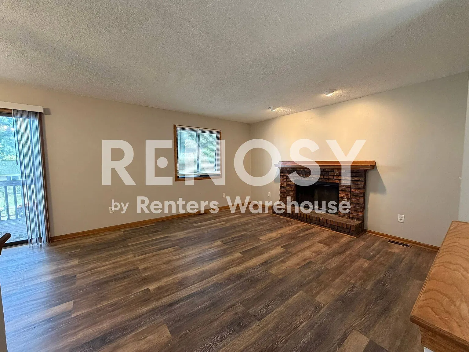 Large 3 Bed 1 Bath Southside Quadplex! — Photo 2