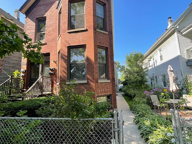 2314 W Winnemac Ave #2R — Photo 1