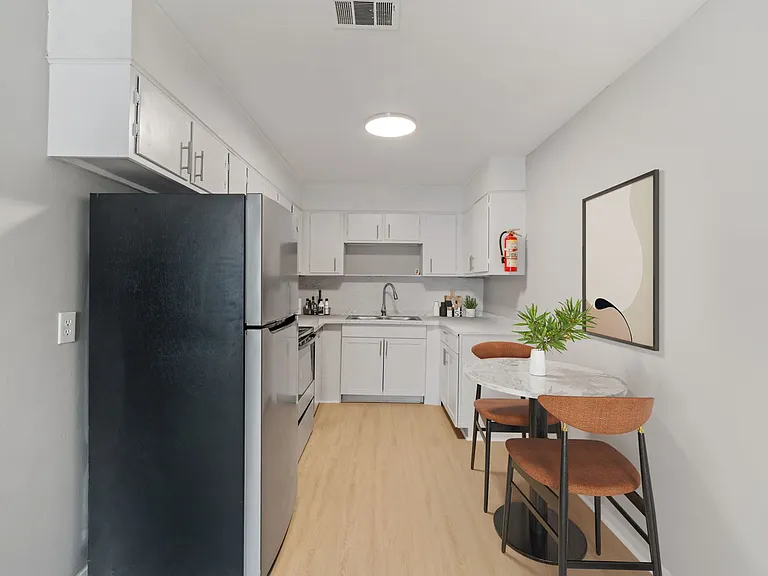 Cedarwood Apartments — Photo 16