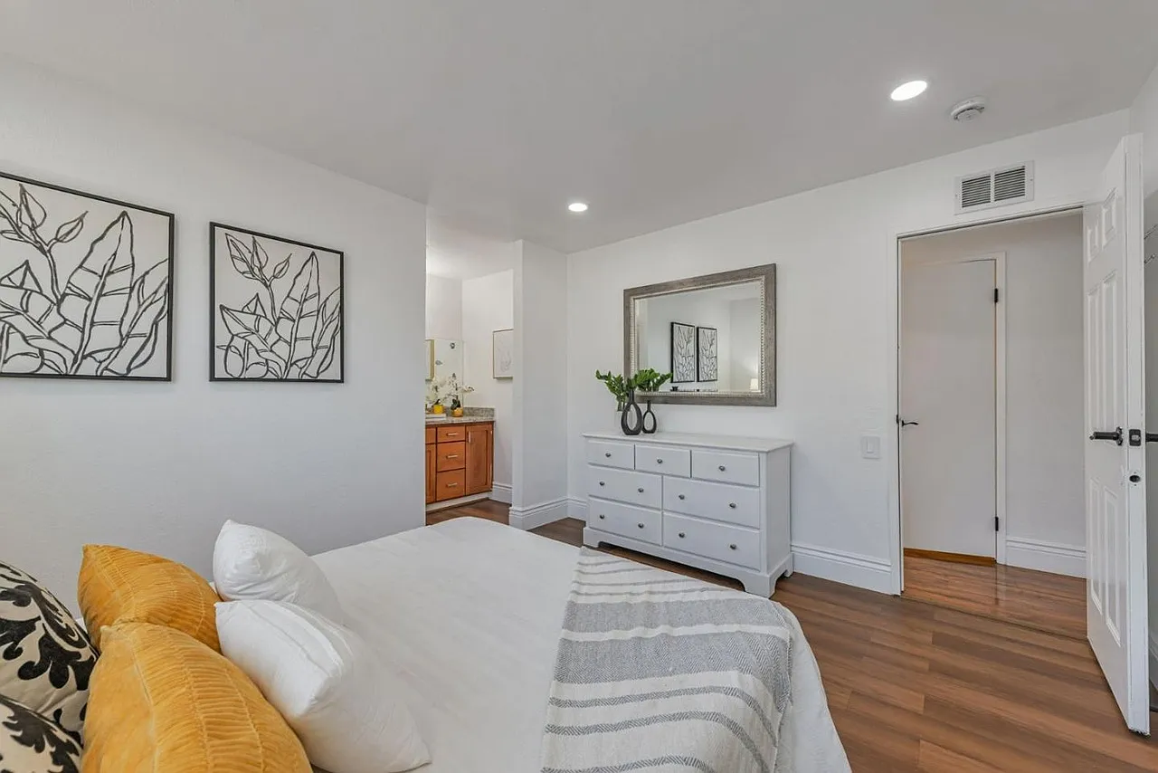 3 bed, 1301 sqft, $4,300 — Photo 4