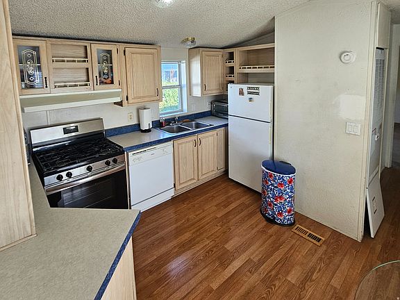 5th image of 1128 S Lloyd Rd #50