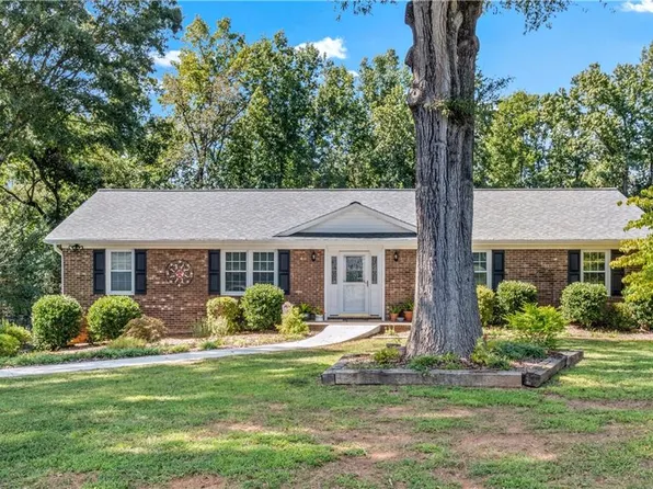 170 Queens Ct, Clemmons, NC 27012