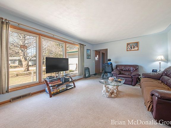 4th image of 402 Clayton Ave