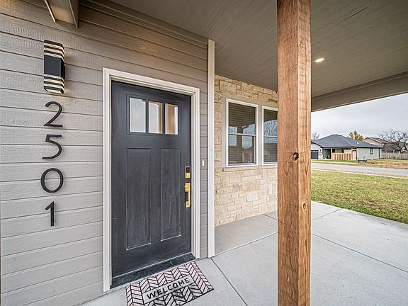 3rd image of 2501 Oriole Ln