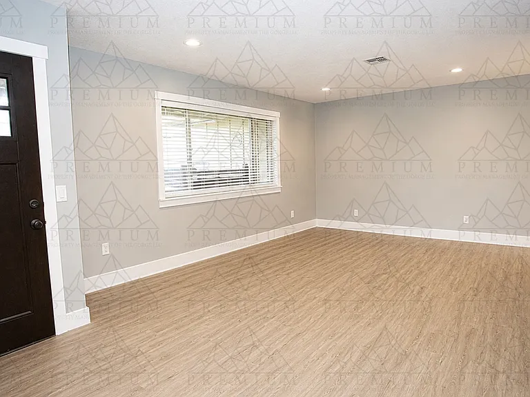 3504 Royal Crest Dr E — Photo 2