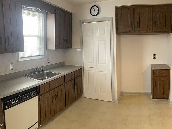 5th image of 18582 Woodside Dr