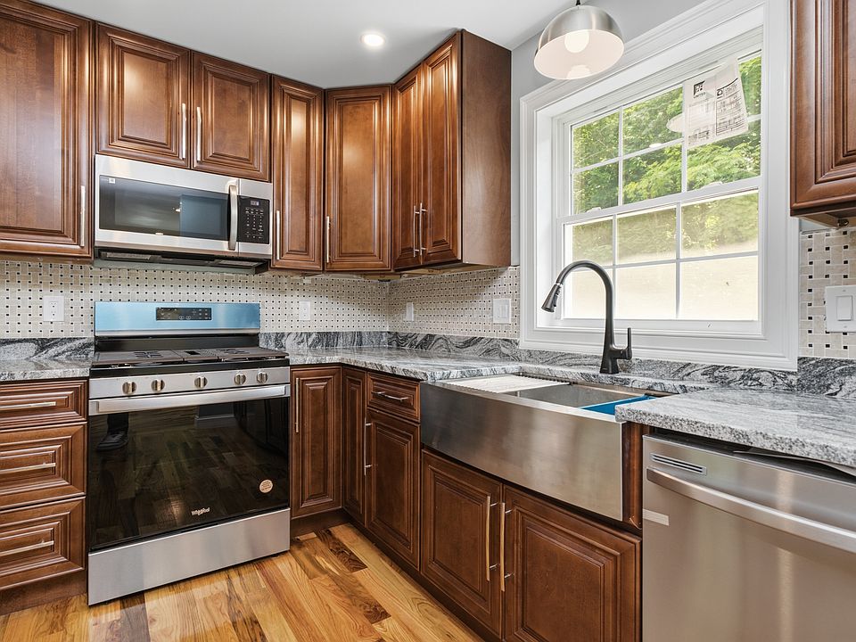 1st image of 470 Oakville Ave