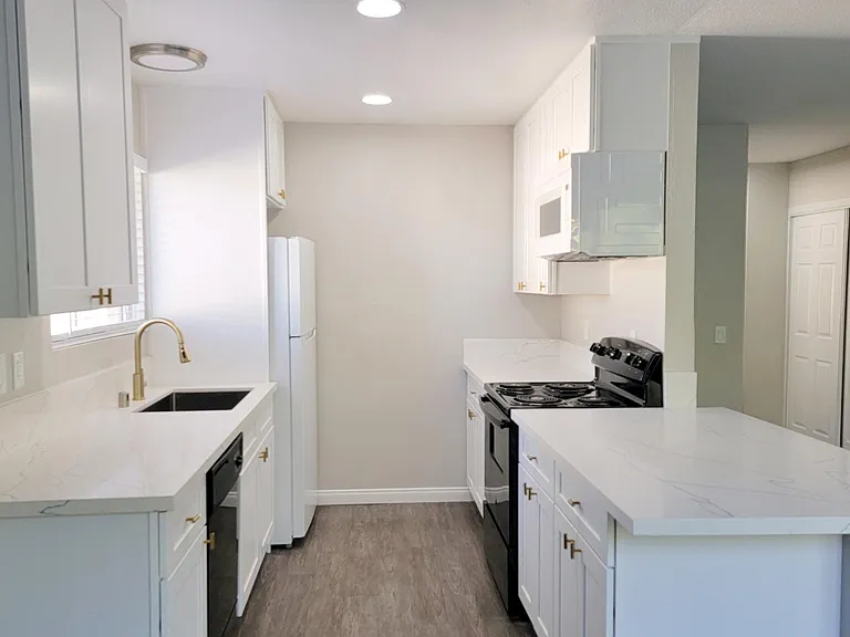 715 B St #14 — Photo 4